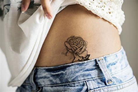 tatuaje en la pelvis mujer|Tatuajes femeninos y delicados en la pelvis: ideas。